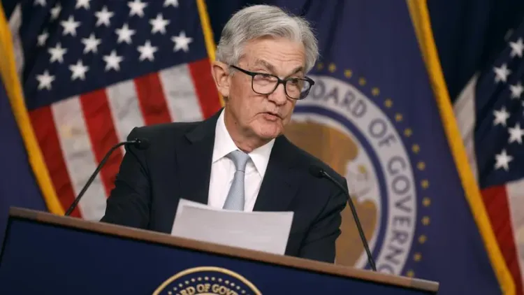 La Fed Mantiene las Tasas Estables Mientras Observa el Impacto de los Aranceles: Claves para los Inversores este Miércoles