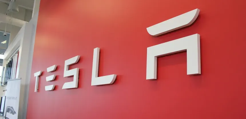 ¿Se Recuperará Tesla? Lecciones de Soportes, Resistencias y Psicología del Inversor